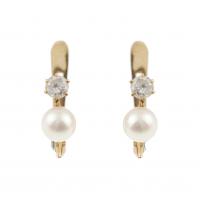 60-Gold with brilliant-cut diamond of an approx. weight of 0,16 ct. and 4 mm. pearl. Latch back. 2,3 gr.