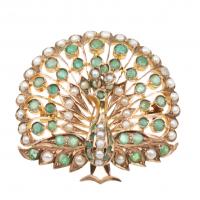 97-Pavo real en oro de 9 kl. con esmeraldas y perlas de aljófar. 4,5x5 cm. 25,9 gr.