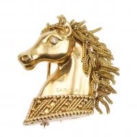159- Cabeza de caballo en oro, con diamante de talla brillante de un peso aprox. de 0,02 ct. a forma de ojo. Crin móvil. 4x3,5 cm. 22,4 gr.