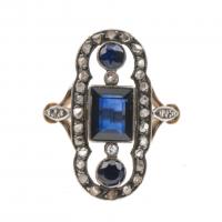 82-Gold with square and round-cut sapphires, surrounded by rose-cut diamonds. Ring size: 17 mm. 4,8 gr.
