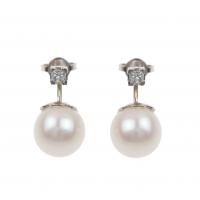 216-Oro blanco con diamantes talla princesa SI de 0,25 ct. Casquillas con perla cultivada colgante de 10-0,5 mm. de diámetro. Cierres a presón. 4,9 gr.