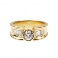 141-Gold with central antique-cut diamond of 0,50 ct. and six baguette-cut diamonds of approx. 0,50 ct. Ring size 17 mm.9,3 gr.