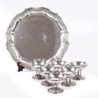 29-Tray hallmarked by the jewlers J. Roca and cups hallmarked LBB in Barcelona.33 cm. diam. tray, cups 7 cms. alt.1401 gr.