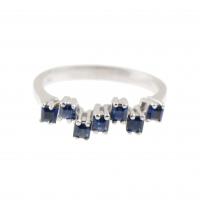 71-White gold with seven square-cut sapphires of different heights. Ring size 16,5 mm.3,5 gr.