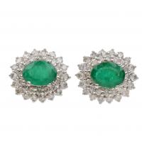 145-White gold with central oval-cut emerald and brilliant-cut diamonds of an approx. weight of 0,68 ct.Push back.5,7 gr. 