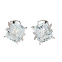 114-White gold with central rectangular-cut aquamarine of an approx. weight of 12,42 ct. brilliant-cut diamonds of an approx. weight of 0,12 ct.French back.9,3 gr.