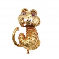 174-Oro en forma de león cincelado con rubíes a modo de ojos y brillantes.4x2,5 cm.15,5 gr. 