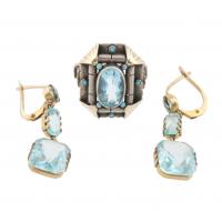 57-Ring in silver with gold details, turquoises and oval-cut blue topaz. Long earrings in golden metal and blue crystal. Latch back. Ring size 16,5 mm.10,8 gr.