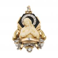 110-Gold fringe; image of praying Virgin in white gold, antique brilliant-cut diamonds, onix and ivory imitation. 4,5x3 cm.17,3 gr.