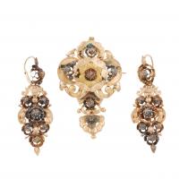 123-Oro cincelado y diamantes de talla mina.Pendientes, 6,5x4 cm. y pendientes 6 cm.Cierre catalán.19, 1 gr.