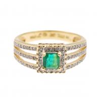 134-Gold with brilliant-cut diamonds of an aprox. total weight of 0,80 ct., central square-cut emerald of an aprox. total weight of 0,50 ct. Ring measure: 19,5 mm.6,4 gr.