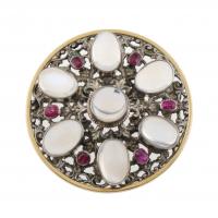 180-Silver with gold ring, oval-cut ruby and cabochon moonstone. 19,3 gr.