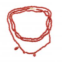 108-Irregular coral beads necklace, two pendants and gilt silver clasp. 37,2 gr.