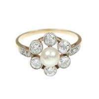 199-Gold and platinum with antique-cut and rose-cut diamonds of an approx. weight of 1,10 ct. and central pearl of 6 mm.Ring size 18 mm.4,1 gr.