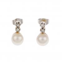 23-EARRINGS WITH TWO DIAMONDS AND A PEARL.