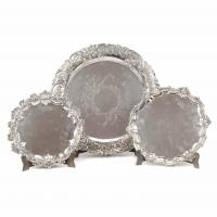 18-THREE PORTUGUESE SILVER SALVERS, LATE 19TH-EARLY 20TH CENTURY.