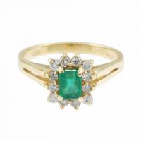 81-ROSETTE RING WITH EMERALD. 