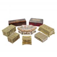 621-LOT OF EIGHT JEWELLERY BOXES, C20th.