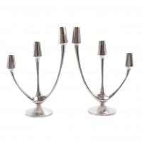 21-PAREJA DE CANDELABROS ESPAÑOLES EN PLATA, MED. SIGLO XX.