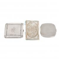 9-GERMAN CIGARETTE CASE, ENGLISH POWDER COMPACT AND FRENCH TRAVEL CARD IN MOTHER-OF-PEARL AND SILVER, 19TH-20TH CENTURY.