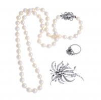 44-SET OF PEARL NECKLACE, RING AND BROOCH IN WHITE GOLD AND DIAMONDS.