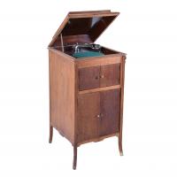 589-GRAMOPHONE WITH RECORD CABINET, FIRST QUARTER 20TH CENTURY.