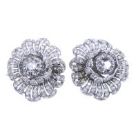 21-PAREJA DE PEQUEÑOS BROCHES FLOR EN PLATINO CON DIAMANTES.