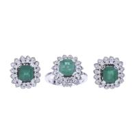 17-JUEGO DE PENDIENTES Y ANILLO CON DIAMANTES Y ESMERALDAS.
