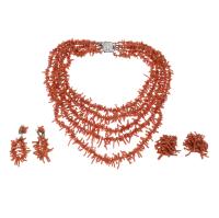 16-JUEGO DE COLLAR Y DOS PAREJAS DE PENDIENTES EN CORAL.