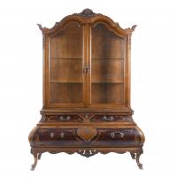 23072-MUEBLE VITRINA ESPAÑOLA ESTILO DIECIOCHESCO, MED. SIGLO XX.