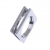 69-WHITE GOLD AND DIAMONDS SQUARE RING.