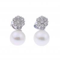 135-YOU AND ME EARRINGS IN WHITE GOLD, DIAMONDS AND PEARLS.