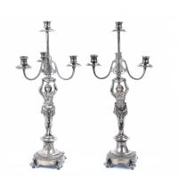 7-PAREJA DE CANDELABROS PROBABLEMENE FRANCESES EN PLATA, PRIMERA MITAD SIGLO XX.