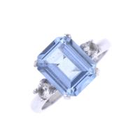 16-WHITE GOLD RING WITH BLUE GLASS.