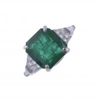 87-WHITE GOLD RING WITH EMERALD AND DIAMONDS.