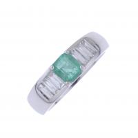 51-WHITE GOLD RING WITH EMERALD AND DIAMONDS.