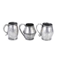 3-TRES PEQUEÑAS JARRAS, PROBABLEMENTE PERUANAS, EN PLATA, SIGLO XIX.