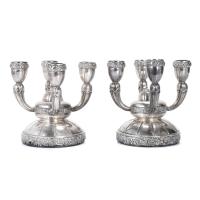 6-JOYERÍA ROCA. PAREJA DE CANDELABROS BARCELONESES EN PLATA, MED. SIGLO XX.