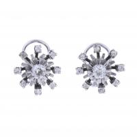 3-DIAMONDS EARRINGS.