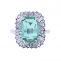 213-SPECTACULAR DANCER'S RING WITH EMERALD AND DIAMONDS.