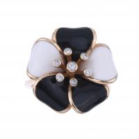 185-BLACK AND WHITE FLORAL RING.