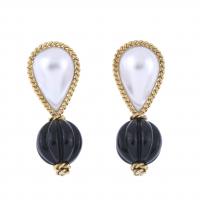 32-LONG EARRINGS WITH PEARL AND ONYX.