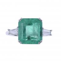 110-LARGE RING WITH EMERALD AND DIAMONDS.