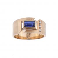 102-WIDE RING WITH SAPPHIRE.