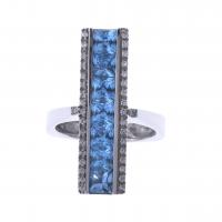 42-SHUTTLE RING WITH BLUE TOPAZES AND DIAMONDS.