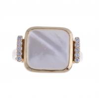 41-SIGNET RING WITH MOTHER-OF-PEARL AND DIAMONDS.