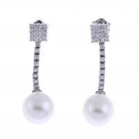 78-DETACHABLE LONG EARRINGS WITH DIAMONDS AND PEARL.