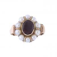 11-RING WITH GARNET AND PEARLS.
