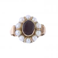 10-RING WITH GARNET AND PEARLS.