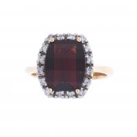 32-RING WITH GARNET AND DIAMONDS.